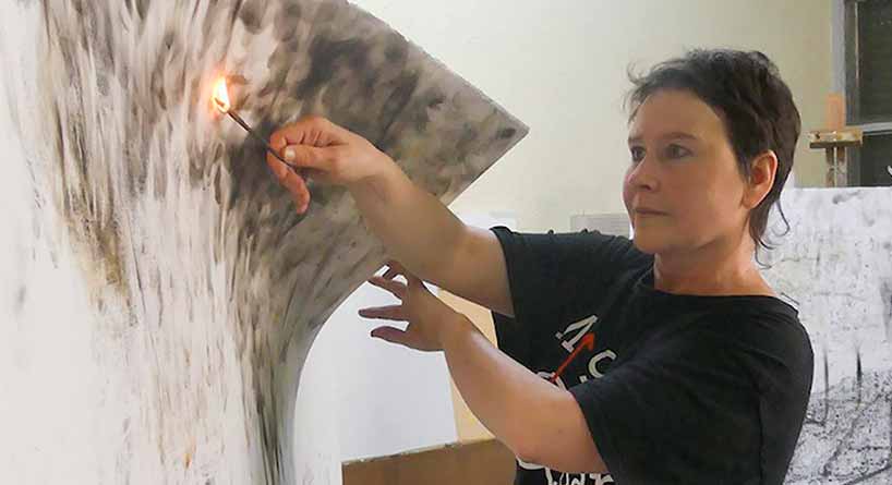 Marina Berdalet - Marina dibuixant amb foc al taller - Fotografia de Laura Serrat - 2020