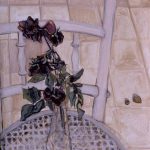 Marina Berdalet - Sèries - apunts i obra del natural - Vanitas - Rosa, cadira i dos cargols - Oli sobre tela - 38 x 46 cm - 2002