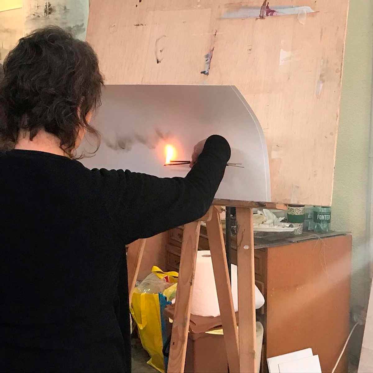 Marina Berdalet - Marina dibuixant amb foc al taller - 2023