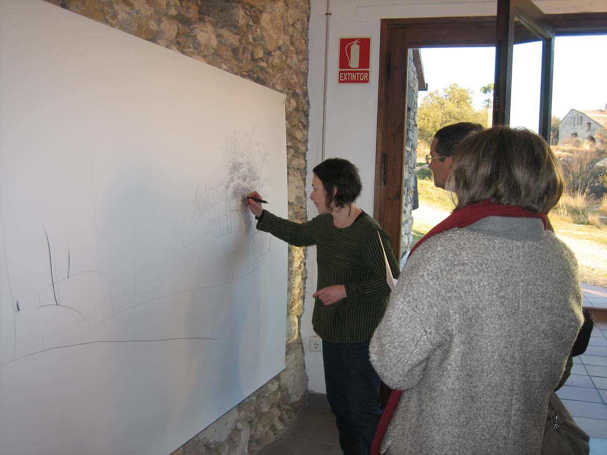Marina Berdalet - Exposicions - Inauguració exposició Llapis sobre paper al Cacis, 2013. Marina dibuixant en directe