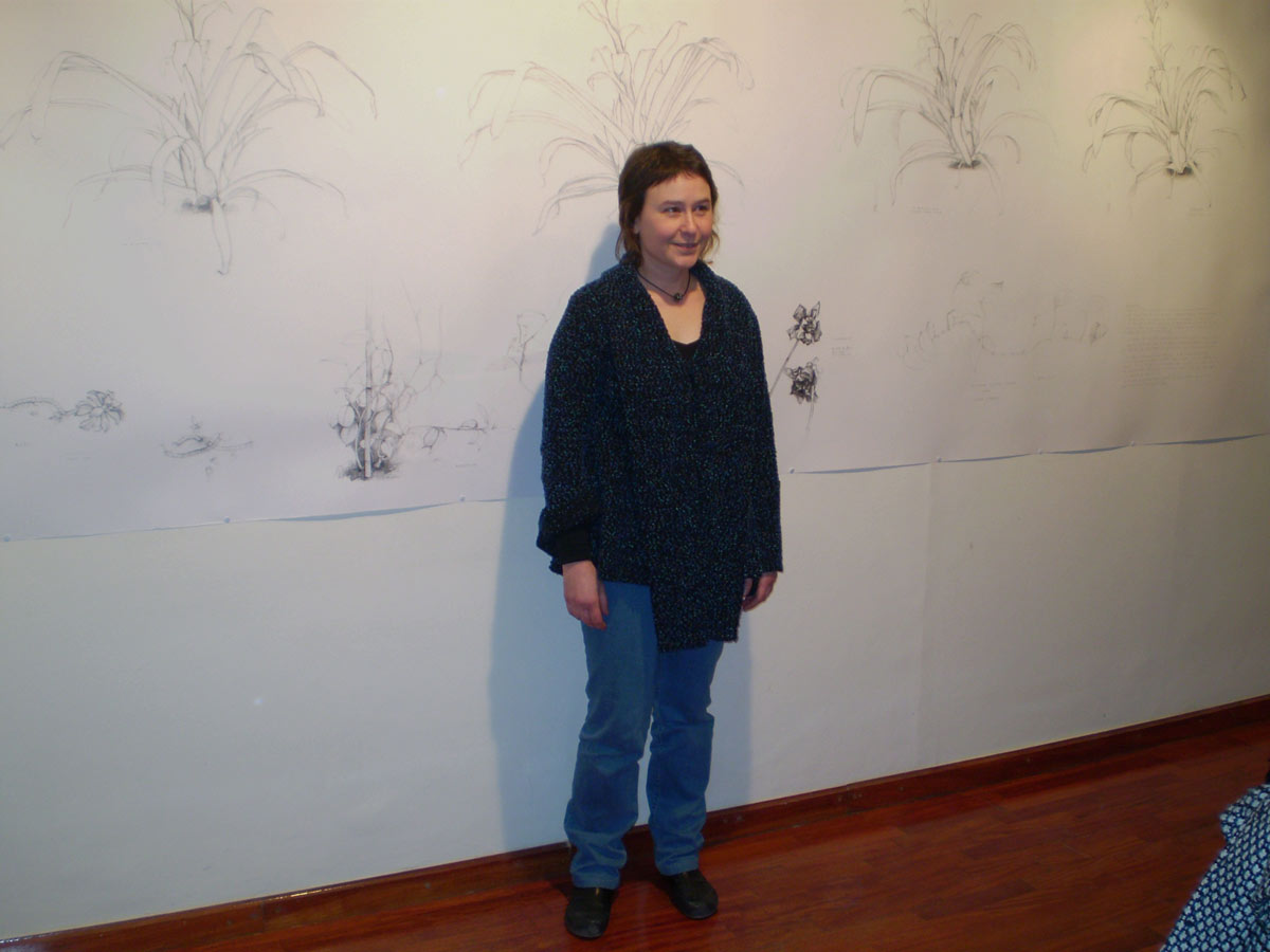 Marina Berdalet - Exposicions - Moviments del Silenci - Acadèmia de Belles Arts Sabadell - L’autora davant d’un dibuix de grans dimensions. 2010