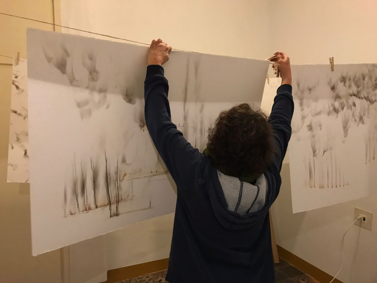 Marina Berdalet - Exposicions - Muntant exposició Neixen del Blanc. Espai 11 Vic-2022