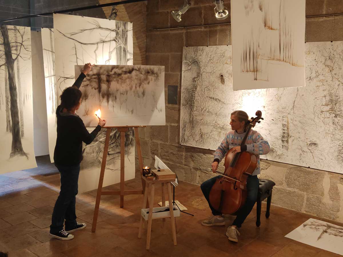 Marina Berdalet- Exposicions -Performance festival Espurnes Barroques, amb Frances Bartlett (Cello). Marina Berdalet dibuixa amb foc. Consell Comarcal Solsonès, instal·lació Respira l’Arbre. 2023