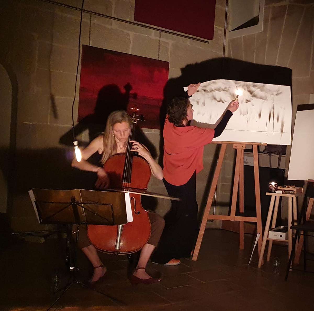 Marina Berdalet - Exposicions -Performance inaugural festival Espurnes Barroques, amb Frances Bartlett (Cello). Marina Berdalet dibuixa amb foc. Consell Comarcal Solsonès, instal·lació Respira l’Arbre. 2023