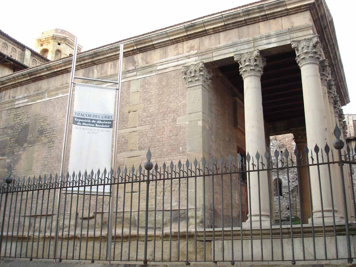 Marina Berdalet - Exposicions - Traços del gest - Temple Romà - Vic - 2007 - vista edifici